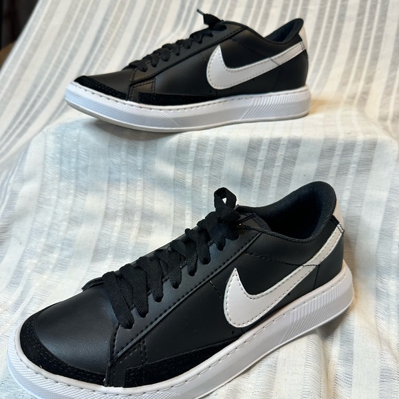 Nike Court Royale Low Sneakers Black/White – Youth 6.5 (Women’s 8) - Picture 6 of 7